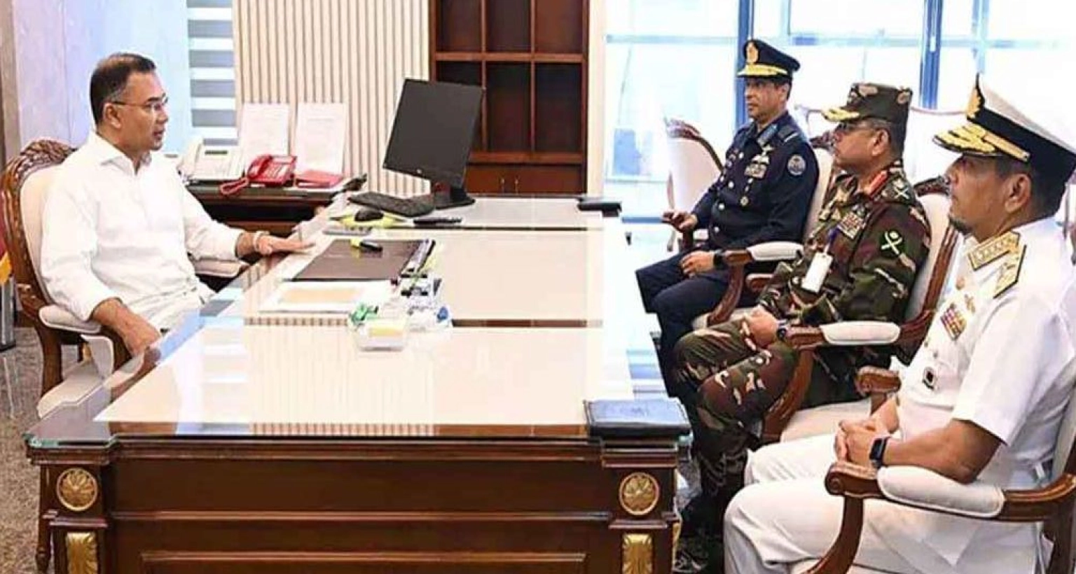 প্রধানমন্ত্রীর সঙ্গে সাক্ষাৎ করলেন তিন বাহিনীর প্রধানরা