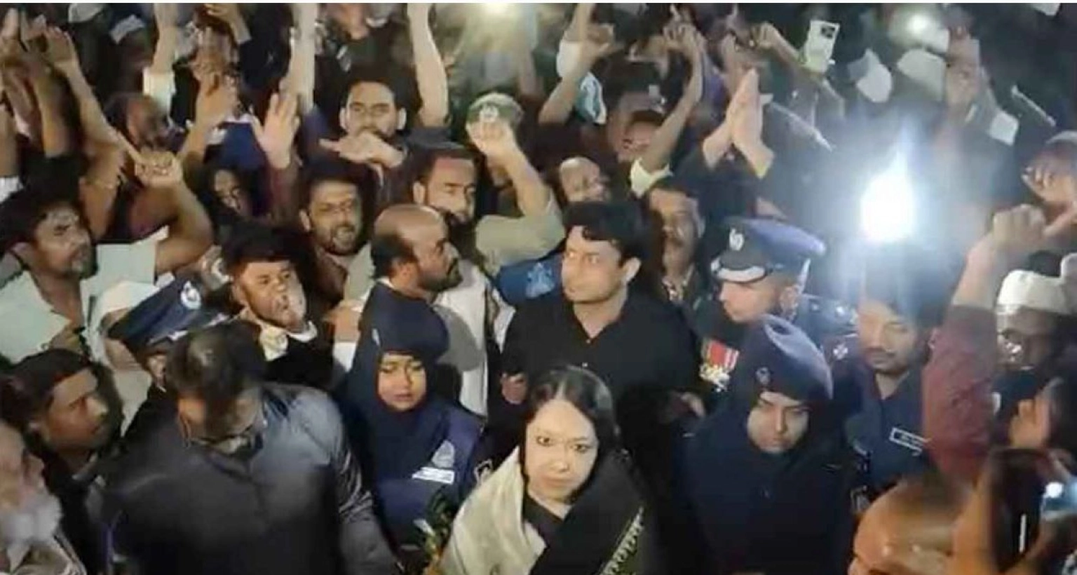 বিএনপি নেতাকর্মীদের বাধা, পুষ্পস্তবক অর্পণ করতে পারেননি রুমিন ফারহানা