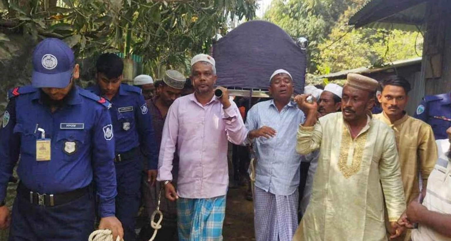 হাতকড়া পরেই মায়ের জানাজায় আপন দুই ভাই