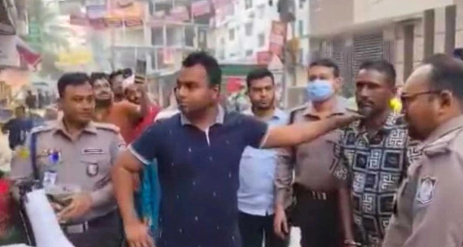  এবার চাঁদাবাজকে ধরে নিয়ে এলাকায় মাইকিং করল পুলিশ