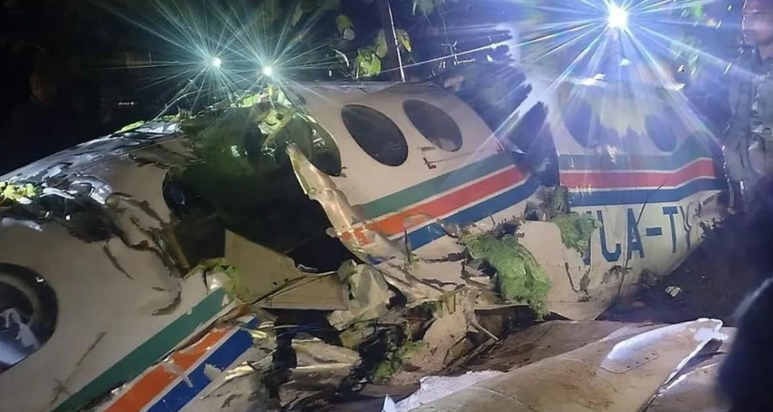 দিল্লিগামী বিমানটি দুর্ঘটনায় পড়ে, ভেতরে থাকা সবাই নিহত