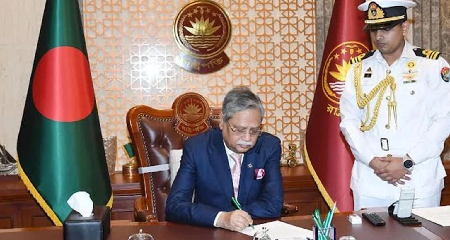 এখানে সিকিউরিটি যারা ছিল, সবাই পজিশন নিয়ে নিল: রাষ্ট্রপতি