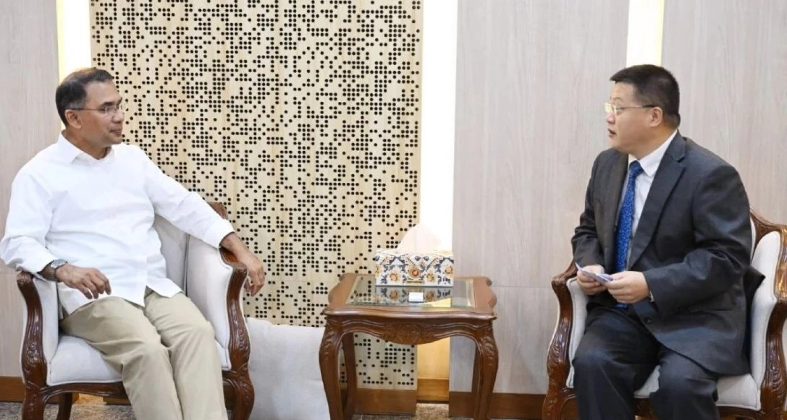 প্রধানমন্ত্রীর-সঙ্গে-চীনা-রাষ্ট্রদূতের-সাক্ষাৎ-সমর্থন-জানালেন-‘বাংলাদেশ-ফার্স্ট’-নীতিতে