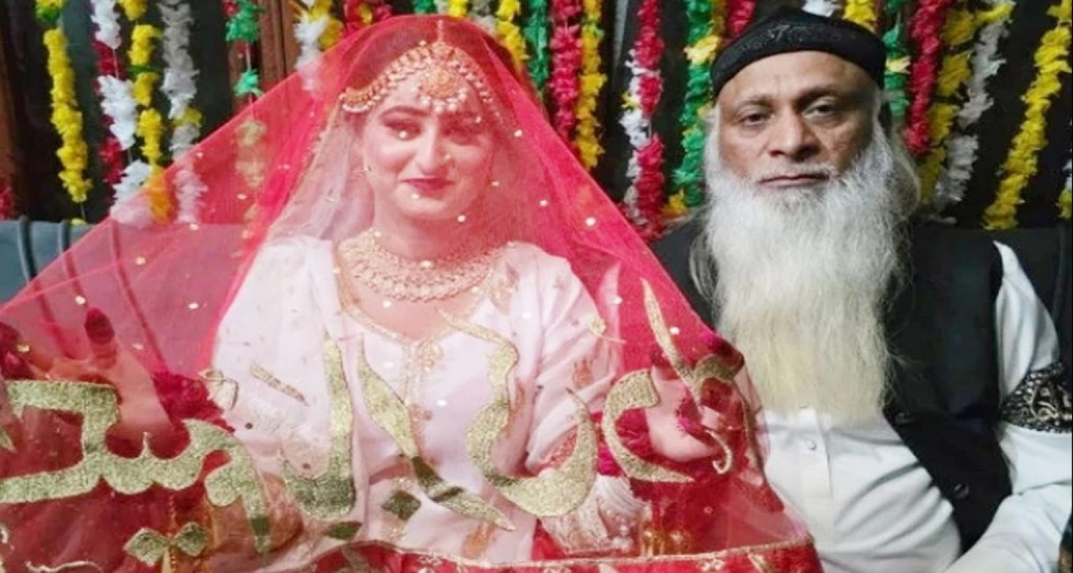 প্রেম মানে না কোন বাধা, ৭০ বছরের বৃদ্ধকে বিয়ে ২২ বছরের তরুণীর