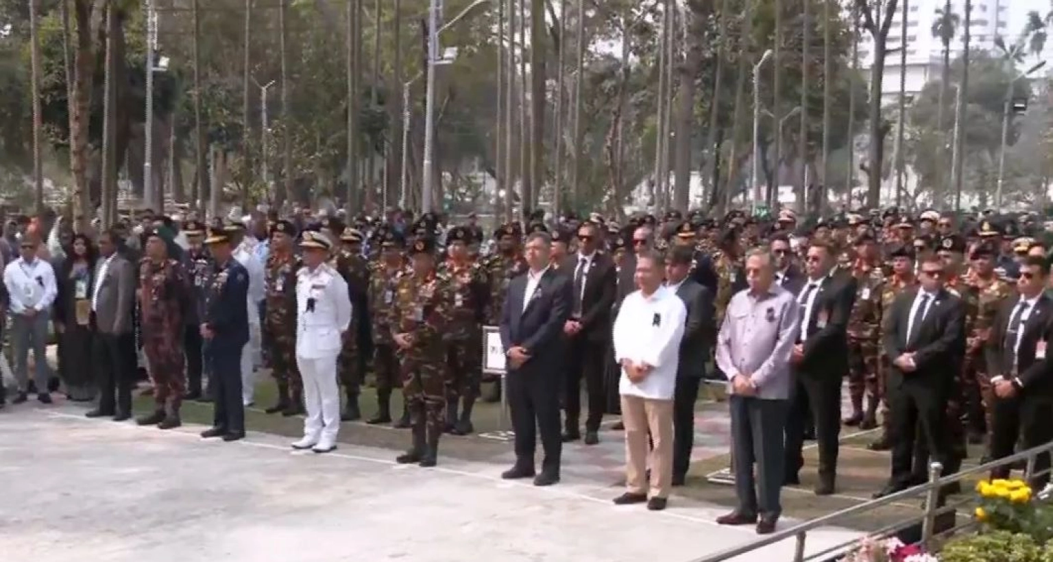 পিলখানা হত্যাকাণ্ডে শহীদদের কবরে রাষ্ট্রপতি ও প্রধানমন্ত্রীর শ্রদ্ধা
