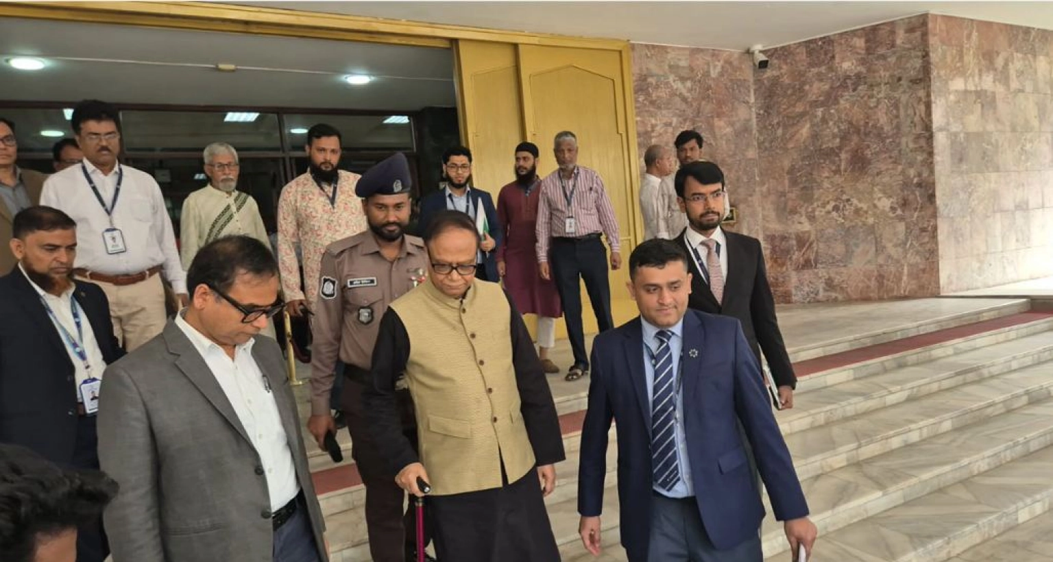 খবরটি ছড়িয়ে পড়তেই কেন্দ্রীয় ব্যাংক ছাড়লেন গভর্নর আহসান এইচ মনসুর