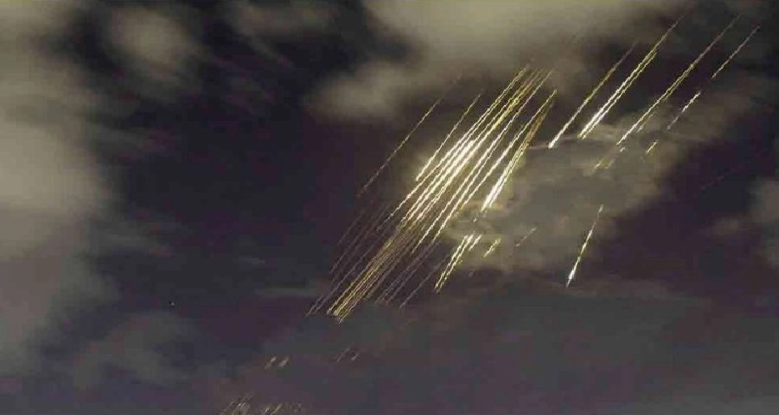 'ইসরায়েলে ক্লাস্টার বোমা সমৃদ্ধ ব্যালিস্টিক ক্ষেপণাস্ত্র ছুড়েছে ইরান'