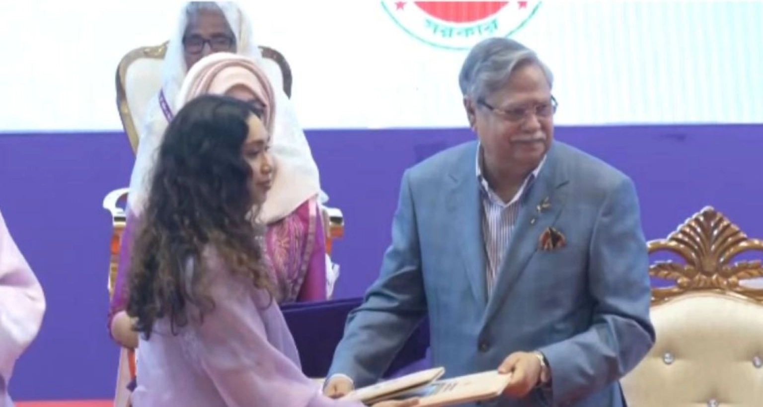 রাষ্ট্রপতির হাত থেকে খালেদা জিয়ার মরণোত্তর পুরস্কার নিলেন নাতনি জাইমা রহমান