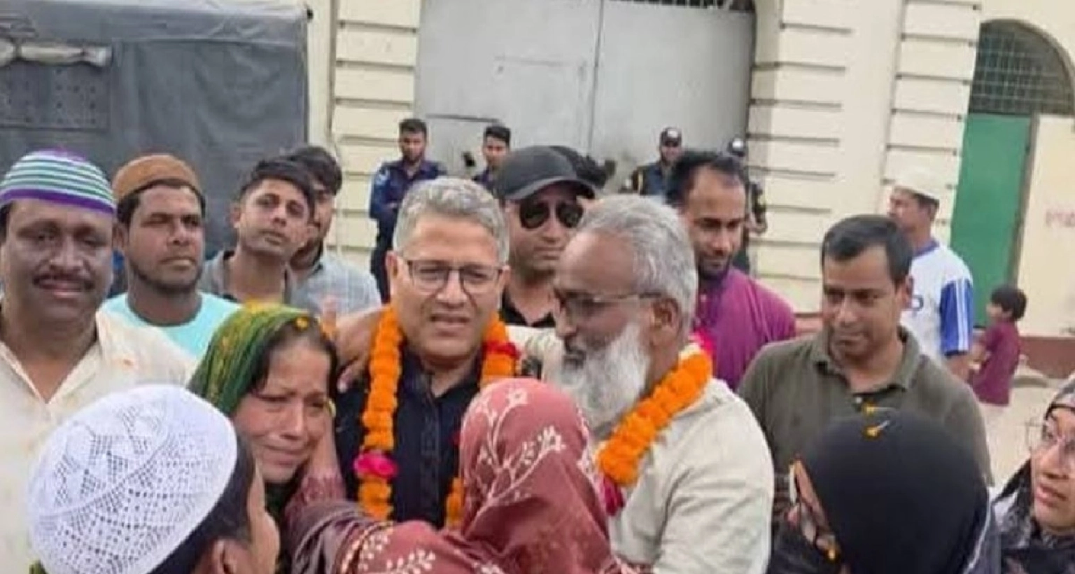 জেলগেটে আ.লীগ নেতাকে ফুলের মালা দিয়ে বরণ করলেন বিএনপির এমপি