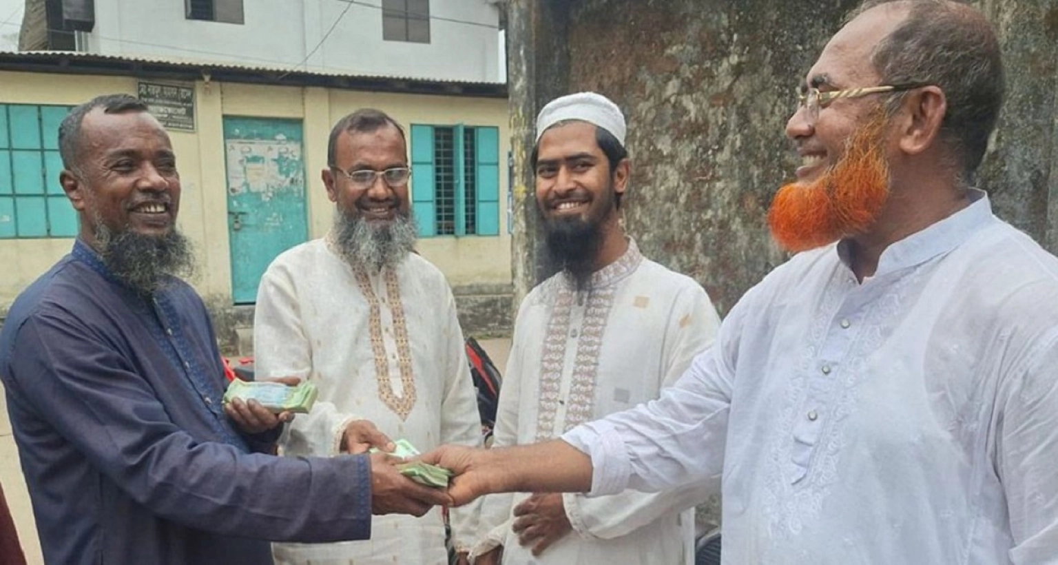 মাইকিং করে দেড় লাখ টাকা ফেরত দিয়ে সততার দৃষ্টান্ত স্থাপন