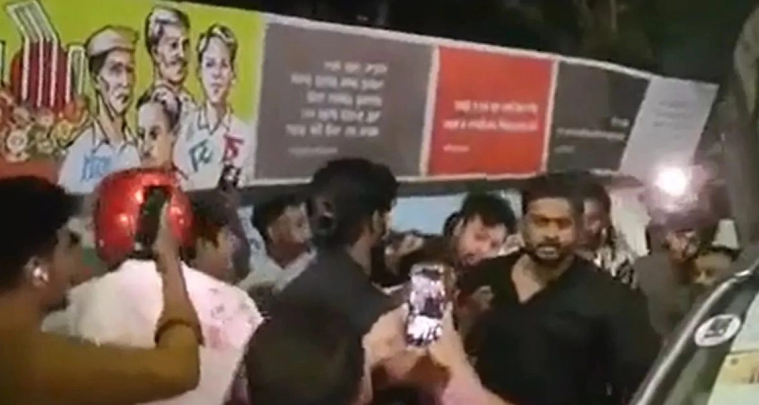 কেন্দ্রীয় শহীদ মিনার এলাকায় এলোপাতাড়ি গুলিবর্ষণ