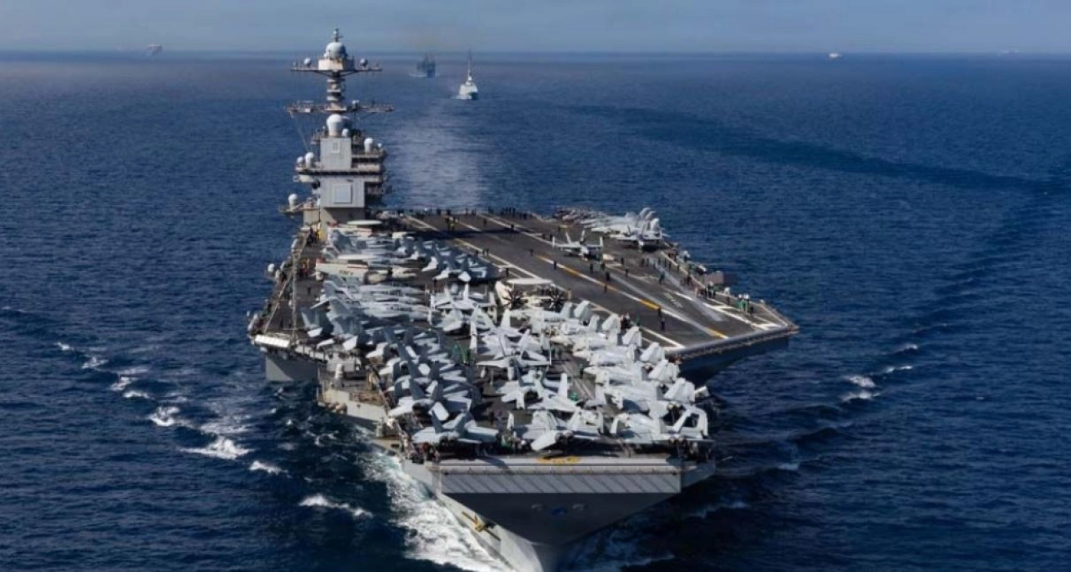 যুক্তরাষ্ট্রের বিমানবাহী রণতরী আগুনে জ্বলছে টানা ৩০ ঘণ্টা ধরে