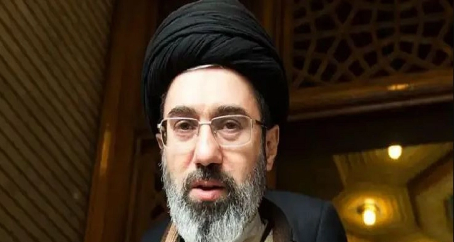 খামেনির মৃত্যু হলেও বাগানে হাঁটতে বেরিয়ে বেঁচে গেলেন মোজতবা