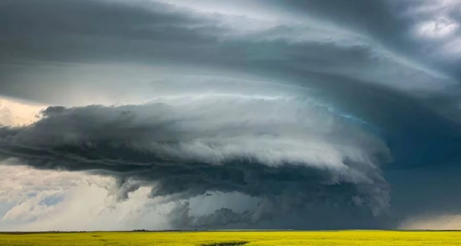 আজ রাতেই ১০ জেলায় আঘাত হানতে পারে প্রবল ঝড়