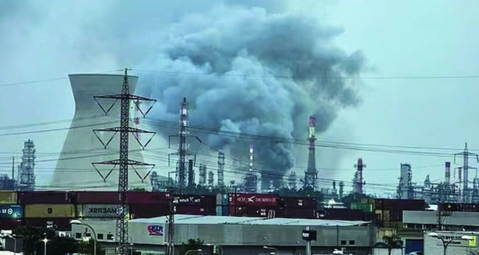 ইসরায়েলের-তেল-শোধনাগারে-ক্ষেপণাস্ত্র-হামলা-চালাল-ইরান-জ্বলছে-আগুন