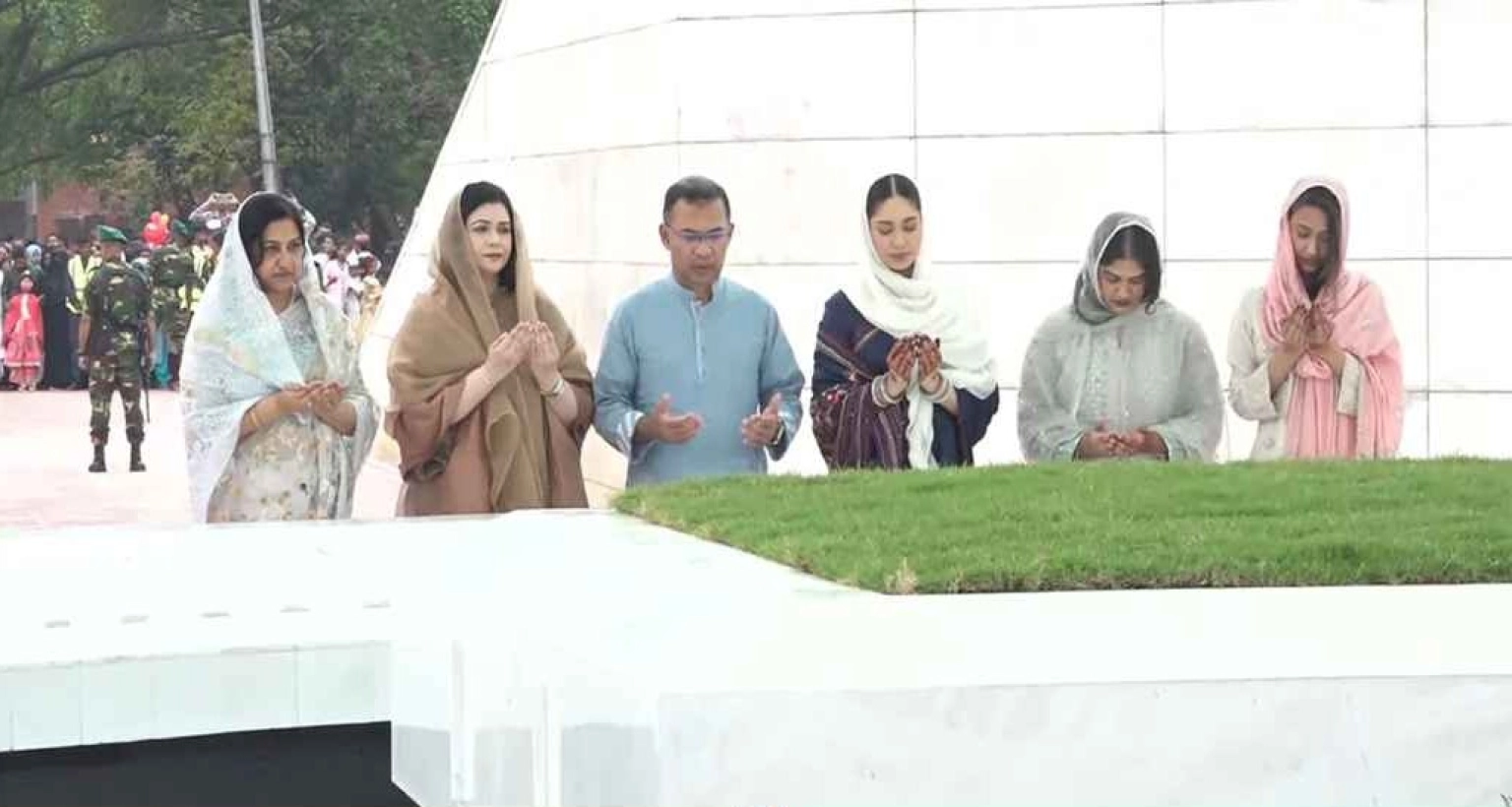 মা-বাবার কবর জিয়ারত করলেন প্রধানমন্ত্রী