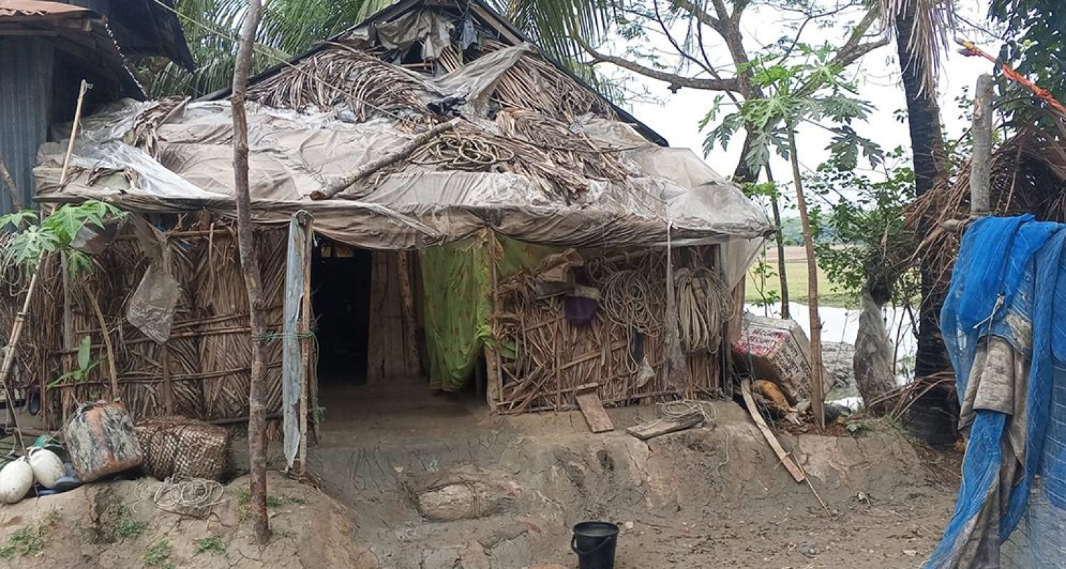 সাগরে ২ ঘণ্টা সাঁতার কেটে বাবার লাশ নিয়ে বাড়ি ফিরলেন ২ ছেলে