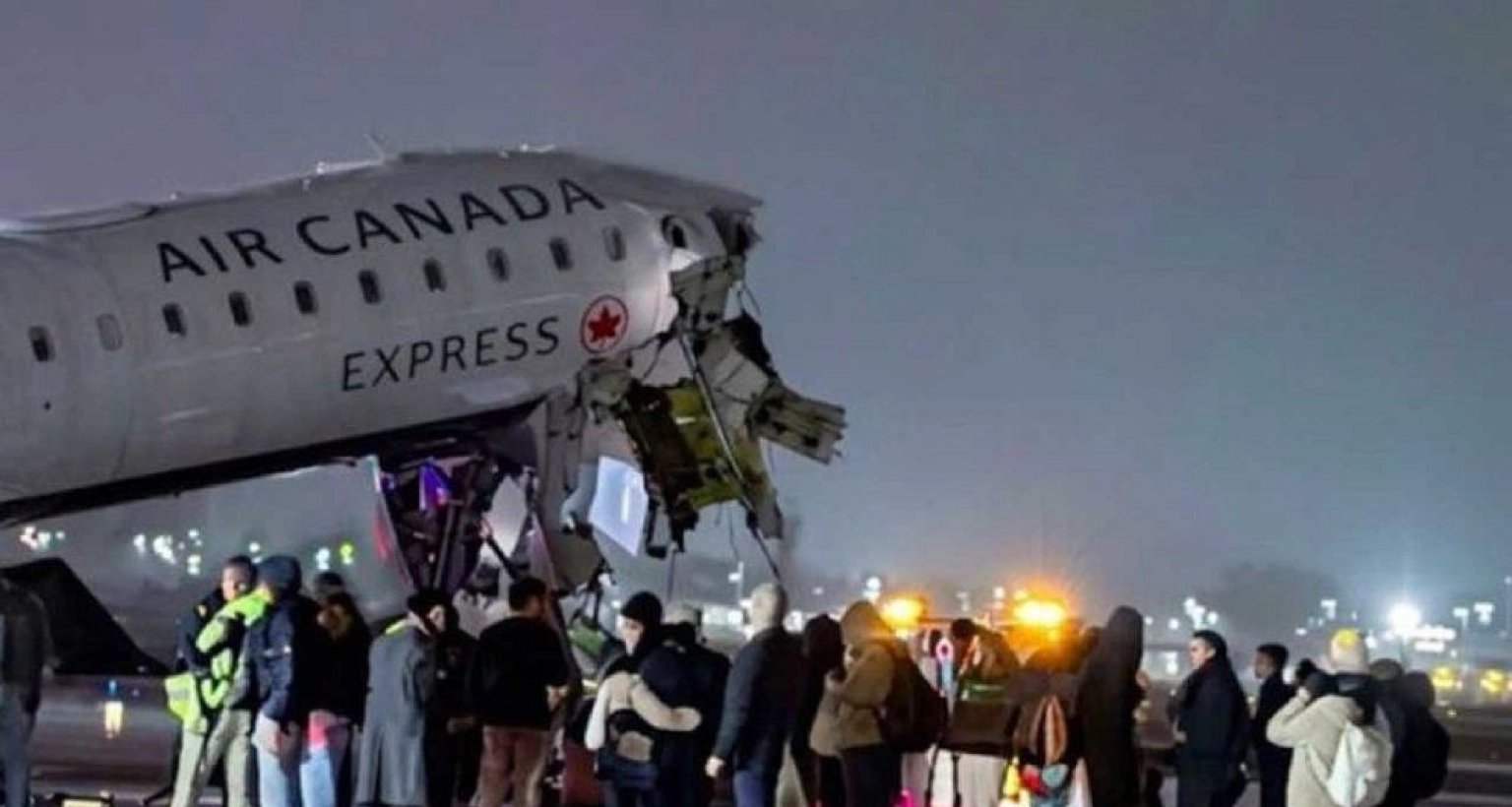 নিউইয়র্ক বিমানবন্দরের রানওয়েতে সংঘর্ষ