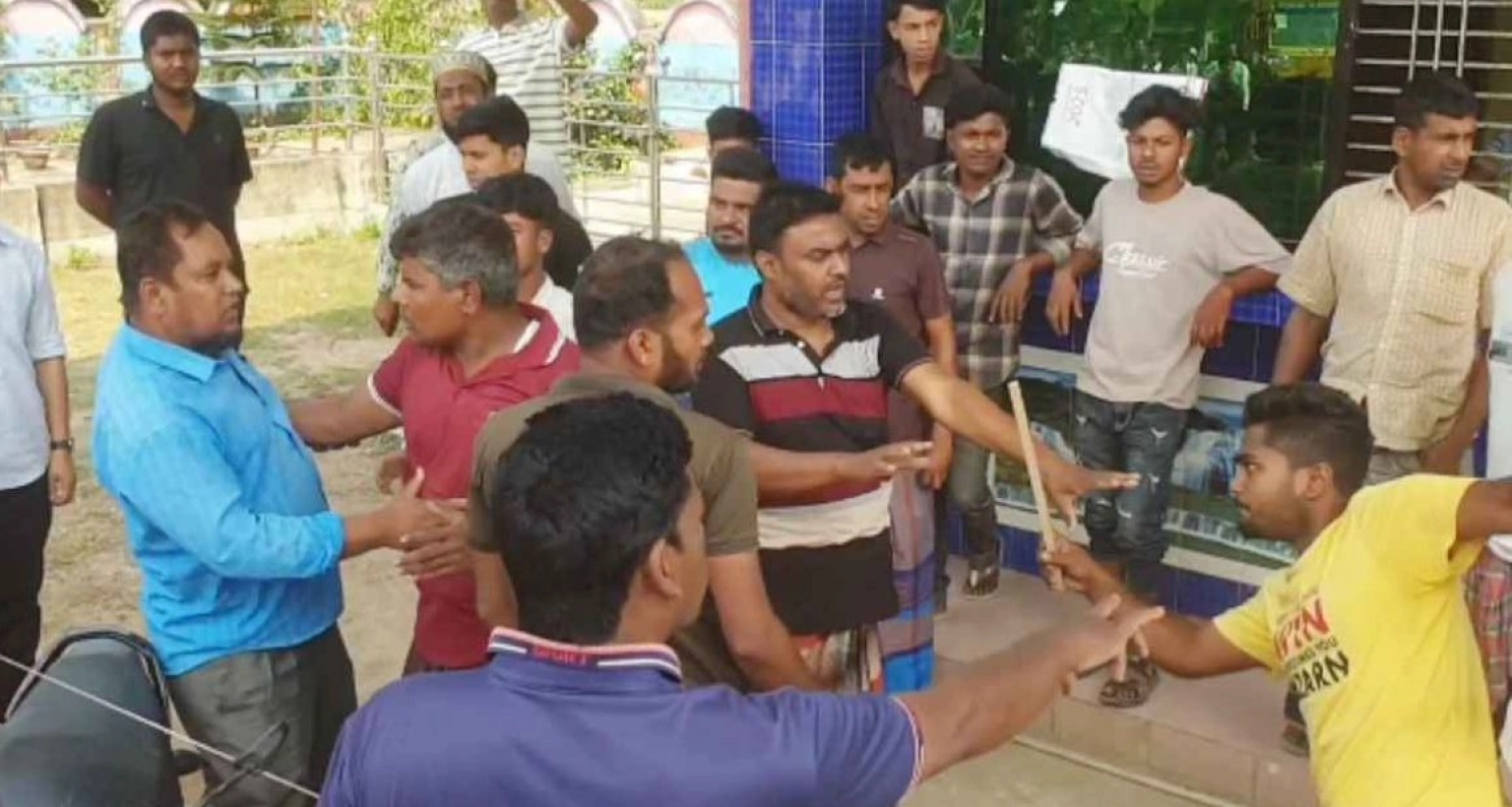 ফিলিং স্টেশনে বিএনপি নেতাকে গণপিটুনি