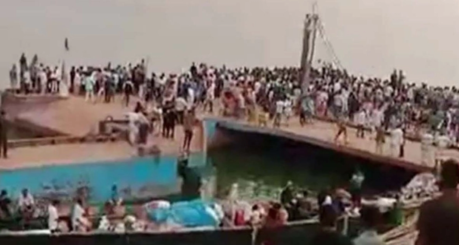 পদ্মা নদীতে পড়ে গেছে যাত্রীবাহী বাস