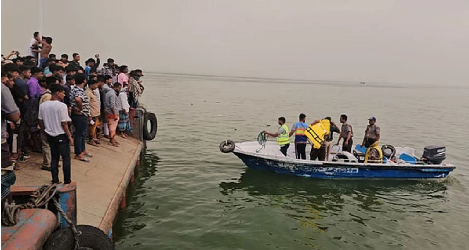 ডুবে যাওয়া বাসটি পানির ৮০ ফুট গভীরে চলে গেছে