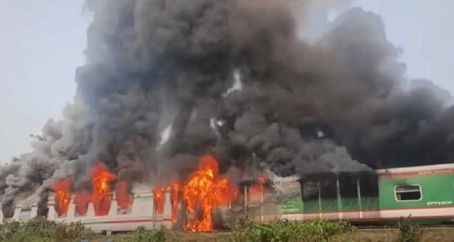 ঢাকাগামী ট্রেনে অগ্নিকাণ্ড