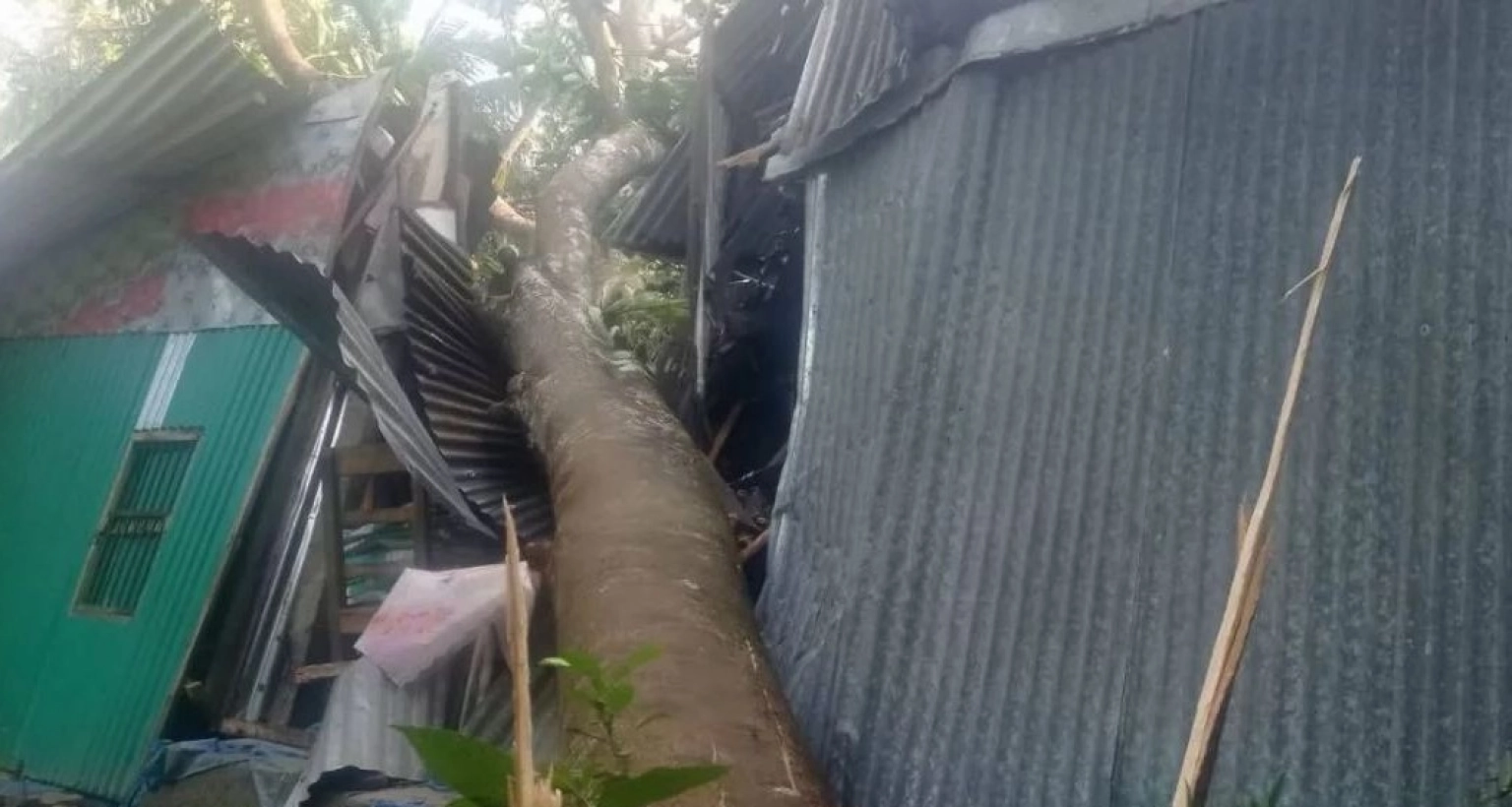 হঠাৎ ঝড়ের তান্ডবে লন্ডভন্ড ২৫টি গ্রাম