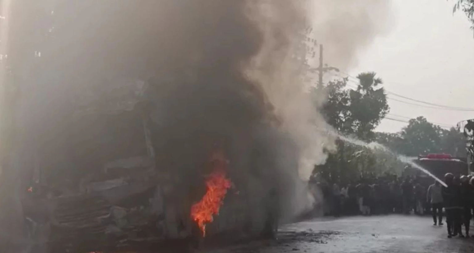  এবার চলন্ত যাত্রীবাহী বাসে ভয়াবহ আগুন!