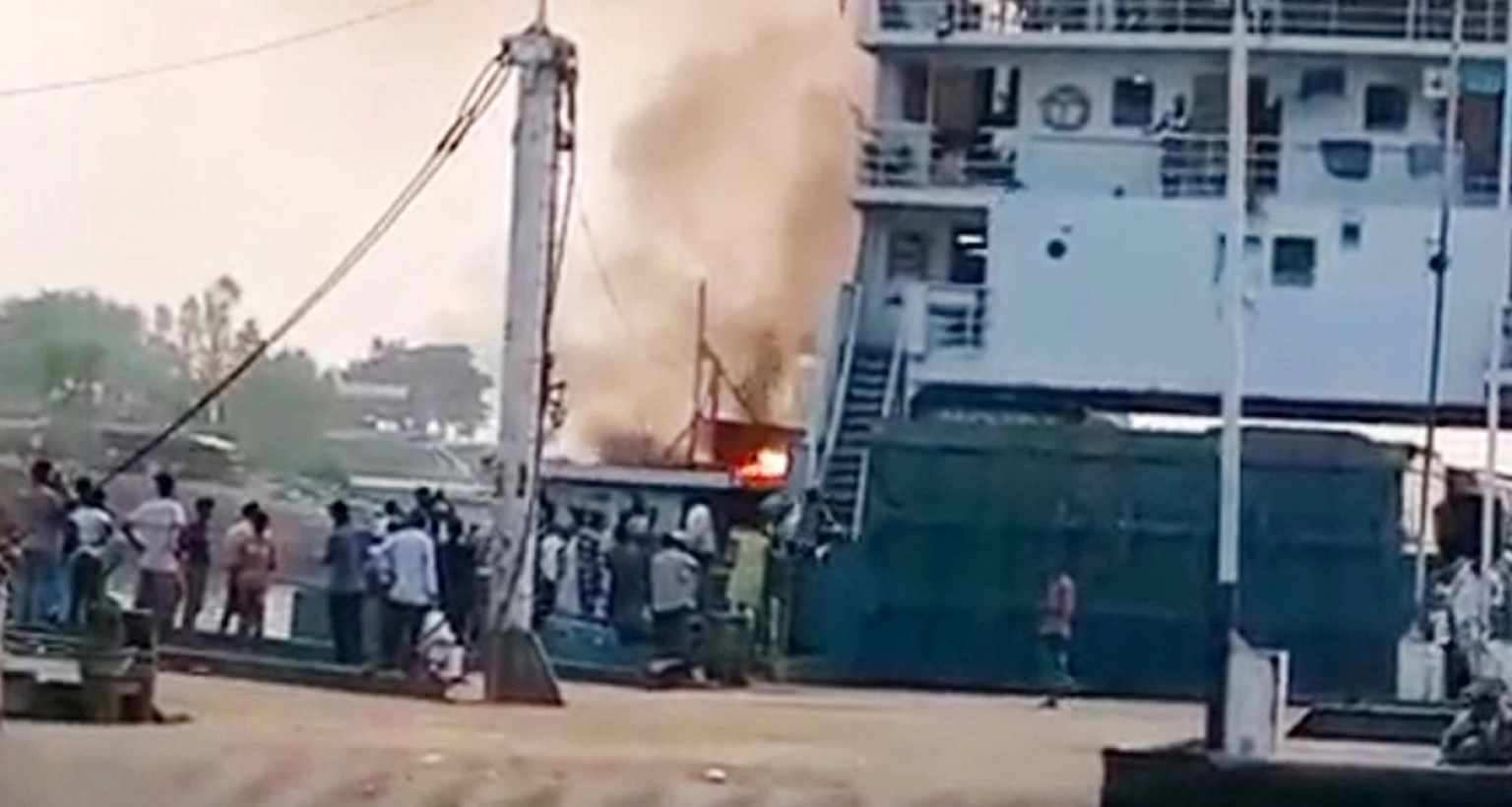 যাত্রী ও যানবাহন নিয়ে ছেড়ে যাওয়ার পর পাটুরিয়ায় ফেরিতে আগুন