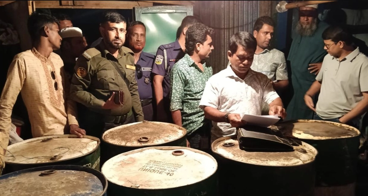 গুদাম থেকে অবৈধভাবে মজুত করা ৮০০ লিটার পেট্রোল জব্দ