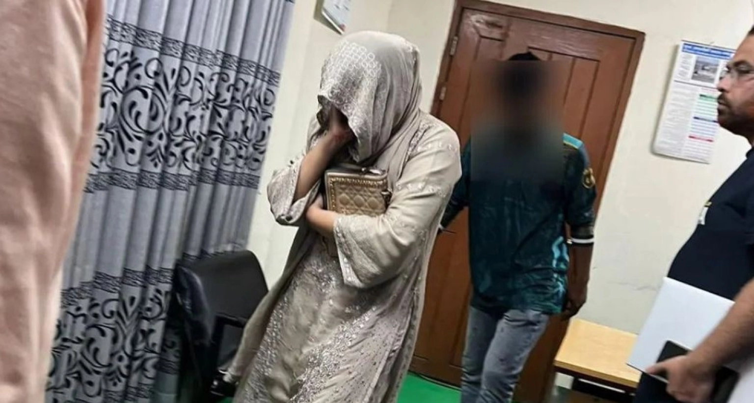 অন্তরঙ্গ অবস্থায় ধরা খেল বেরোবি ছাত্রী ও ঢাবি ছাত্র