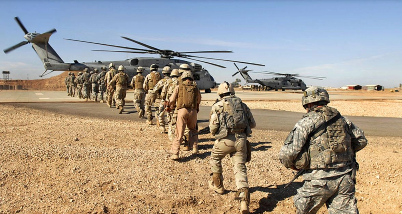 ইরানের তীব্র ক্ষেপণাস্ত্র হামলা, ভয়ে ঘাঁটি ছাড়ছে মার্কিন সেনারা