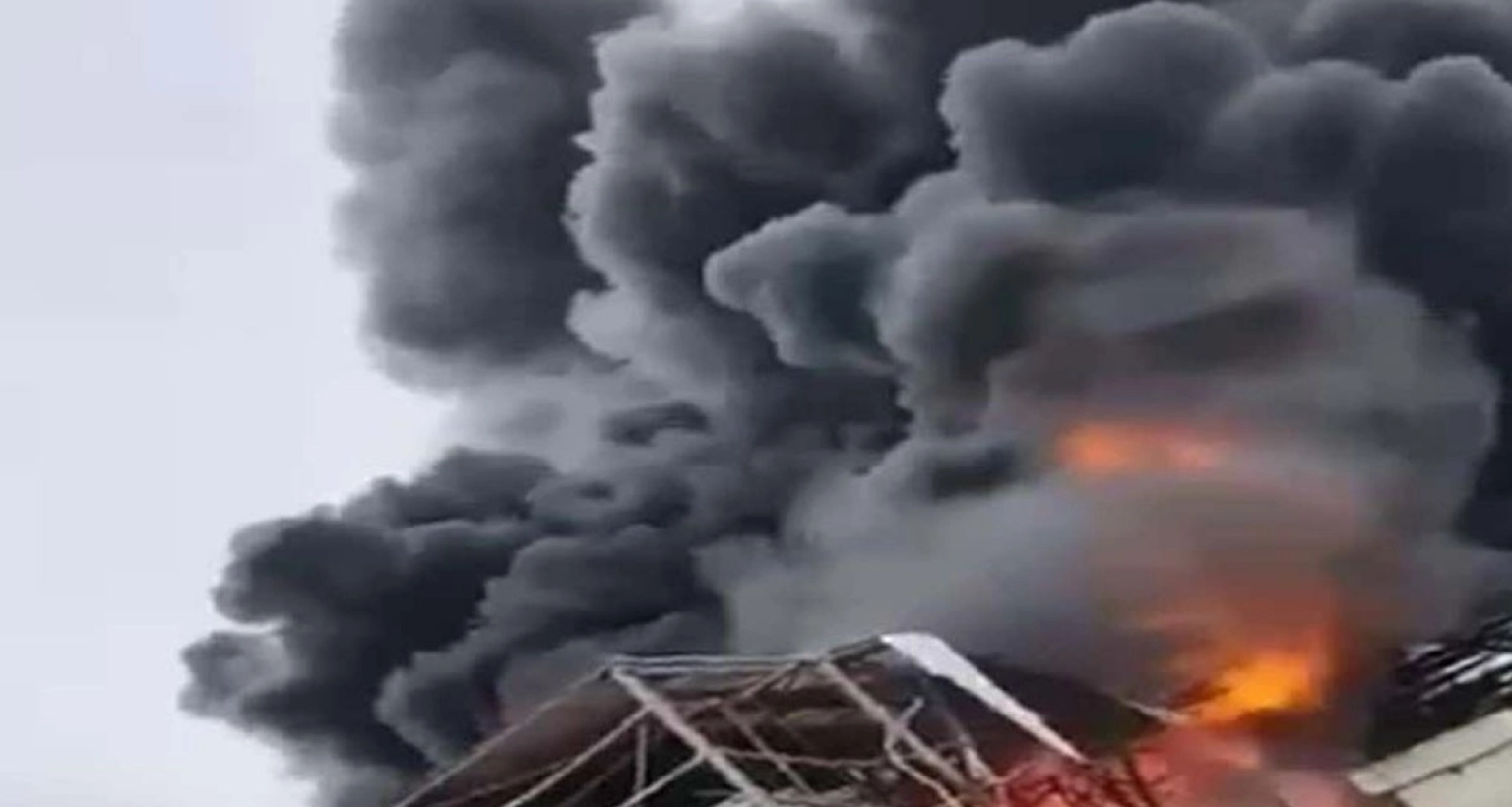 ইরানের ভয়াবহ হামলায় এবার দাউ দাউ করে জ্বলছে ইসরাইলি শিল্পাঞ্চল