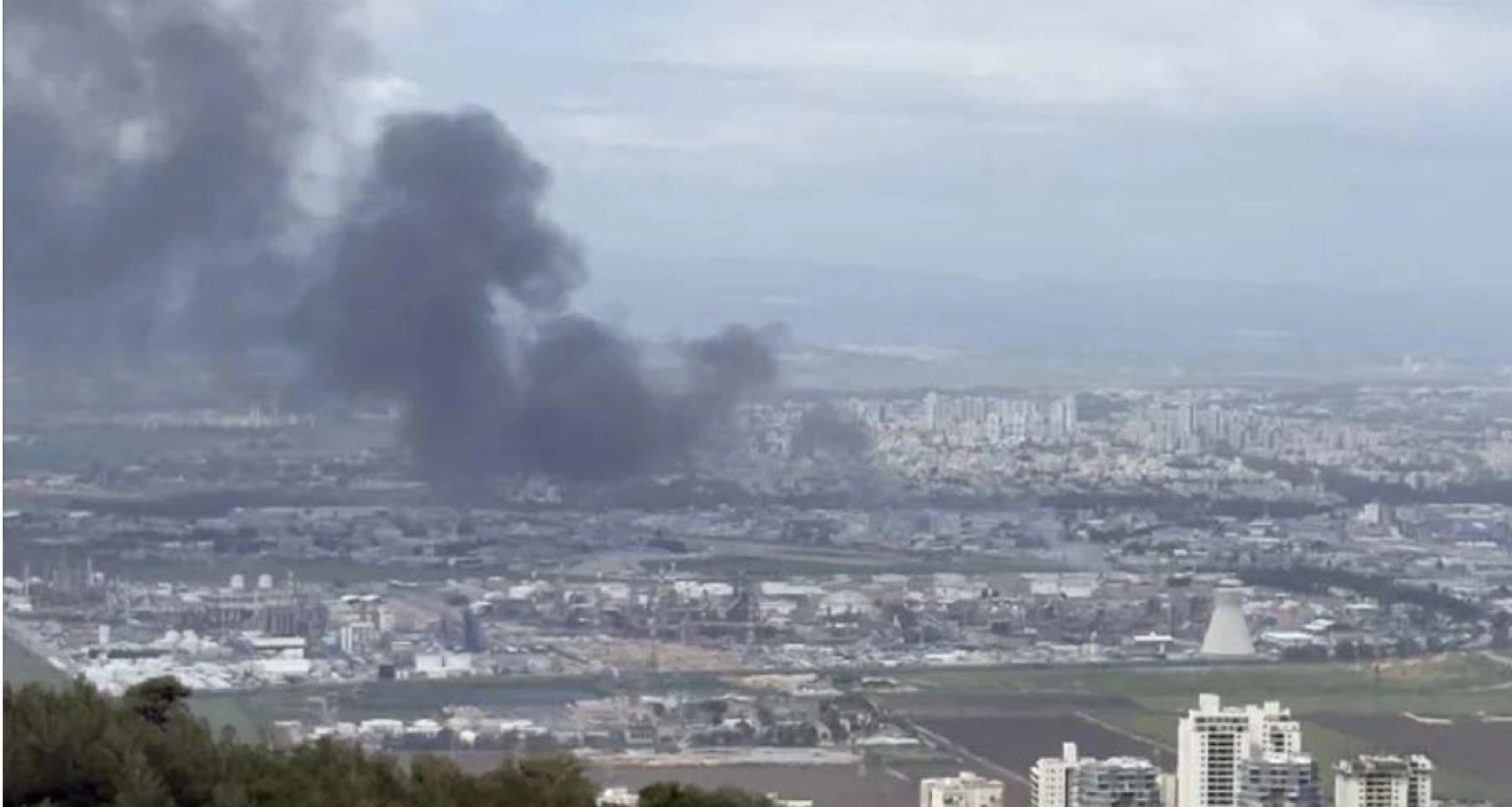 ইরান-হিজবুল্লাহর যৌথ ক্ষেপণাস্ত্র হামলা, ইসরায়েলের তেল শোধনাগারে ব্যাপক অগ্নিকাণ্ড