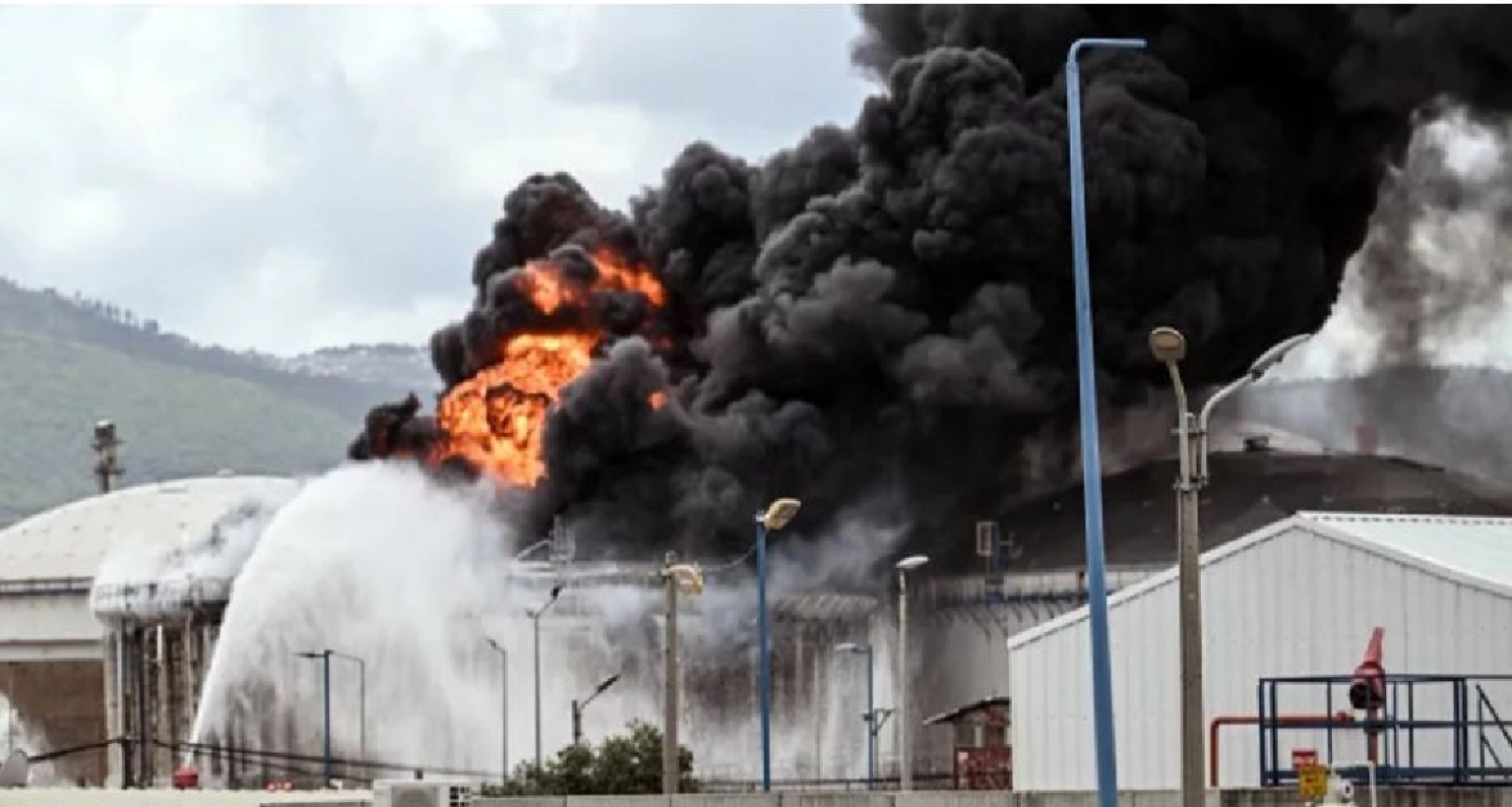 ছোড়া-হলো-একঝাঁক-ক্ষেপণাস্ত্র-জ্বলছে-ইসরাইলের-হাইফা-তেল-শোধনাগার