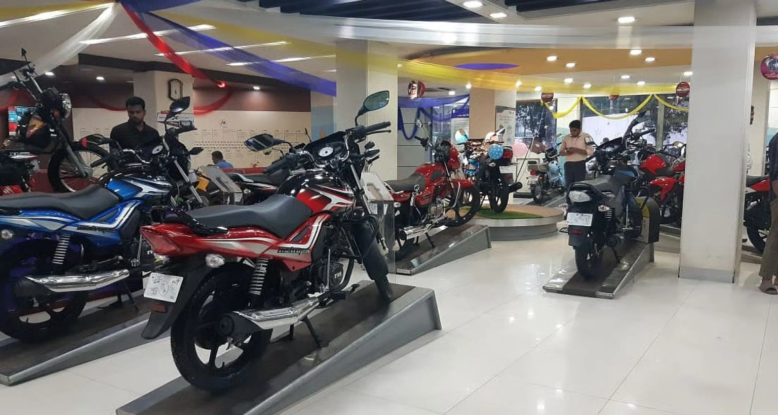 মোটরসাইকেলের ক্রেতা নেই ২০ হাজার টাকা ছাড়েও
