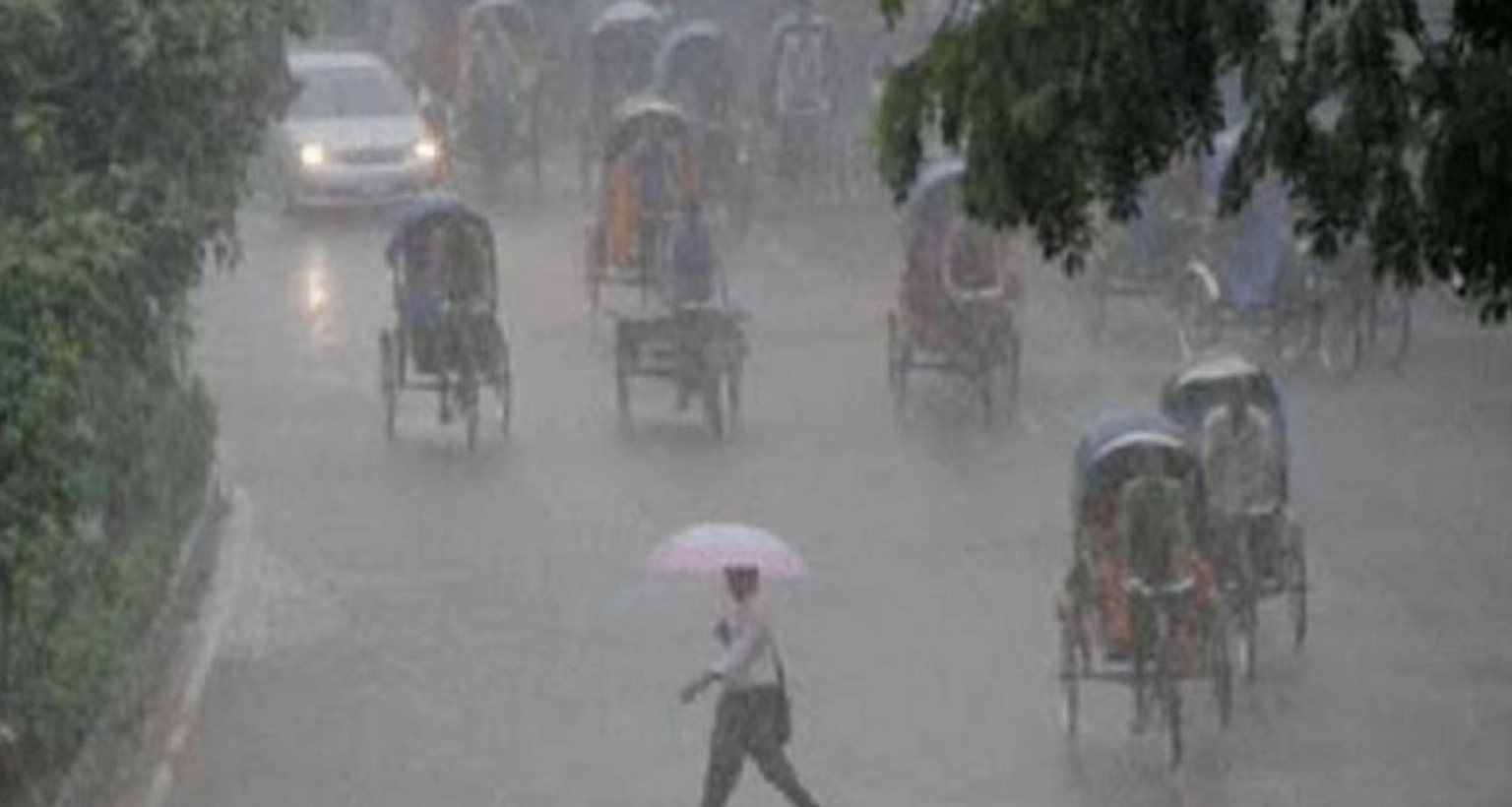 ঢাকায় হঠাৎ কালবৈশাখী ঝড়ের সঙ্গে মুষলধারে বৃষ্টি ও শিলাবৃষ্টি