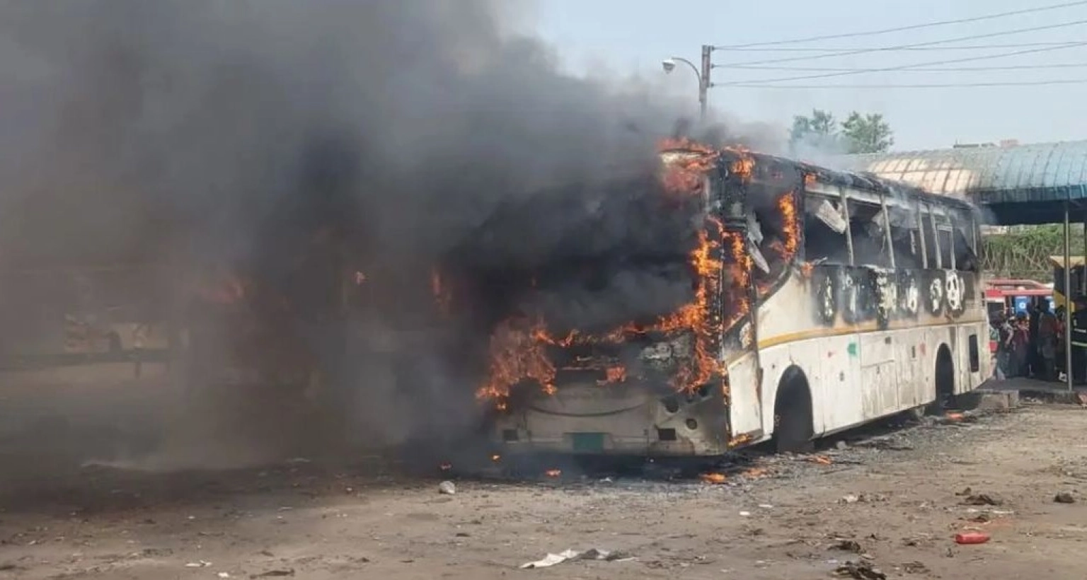 ব্রেকিং নিউজ : তিন বাসে আগুন