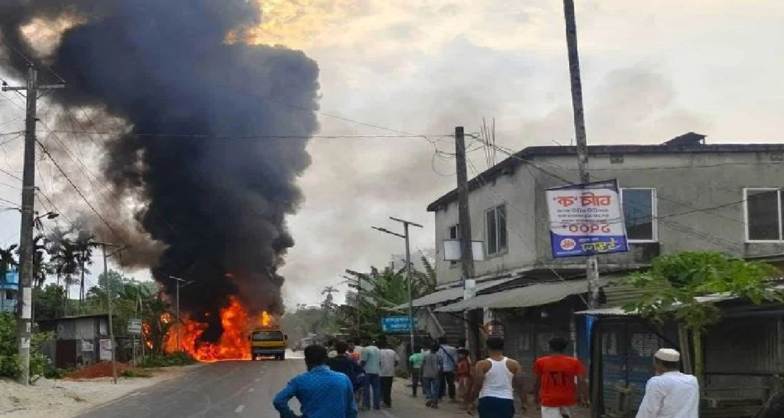 এবার তেলবাহী গাড়িতে আগুন