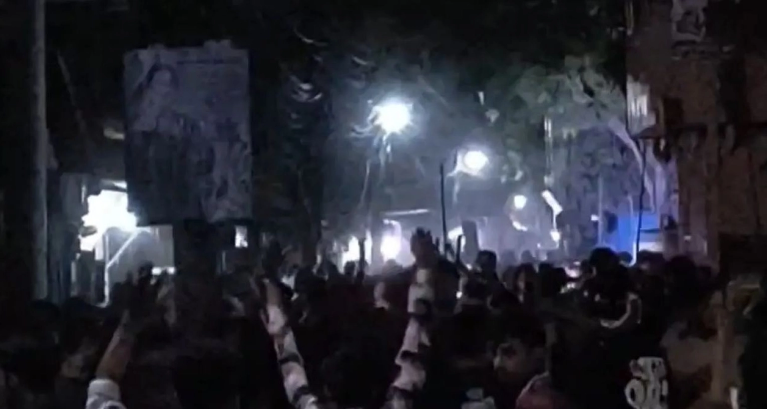 ৪ ঘণ্টাব্যাপী সংঘর্ষ, রণক্ষেত্রে পরিণত হয় পুরো এলাকা