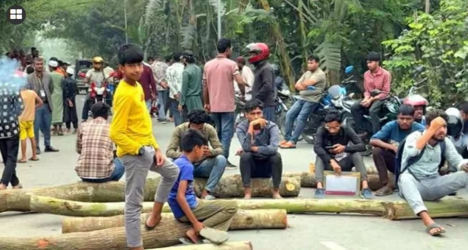 জ্বালানি তেল না পেয়ে সড়ক অবরোধ