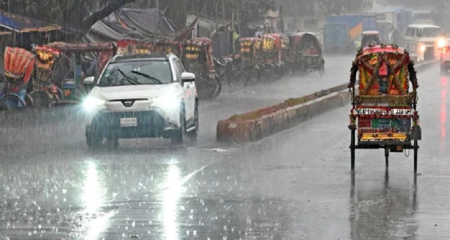 ধেয়ে বৃষ্টিবলয় ‘গর্জন’, টানা চারদিন বৃষ্টির পূর্বাভাস