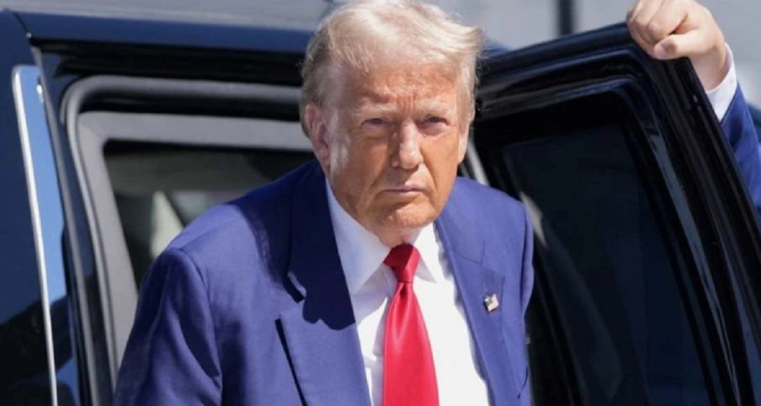 এবার প্রেসিডেন্ট ডোনাল্ড ট্রাম্পকে ক্ষমতাচ্যুত করার ডাক