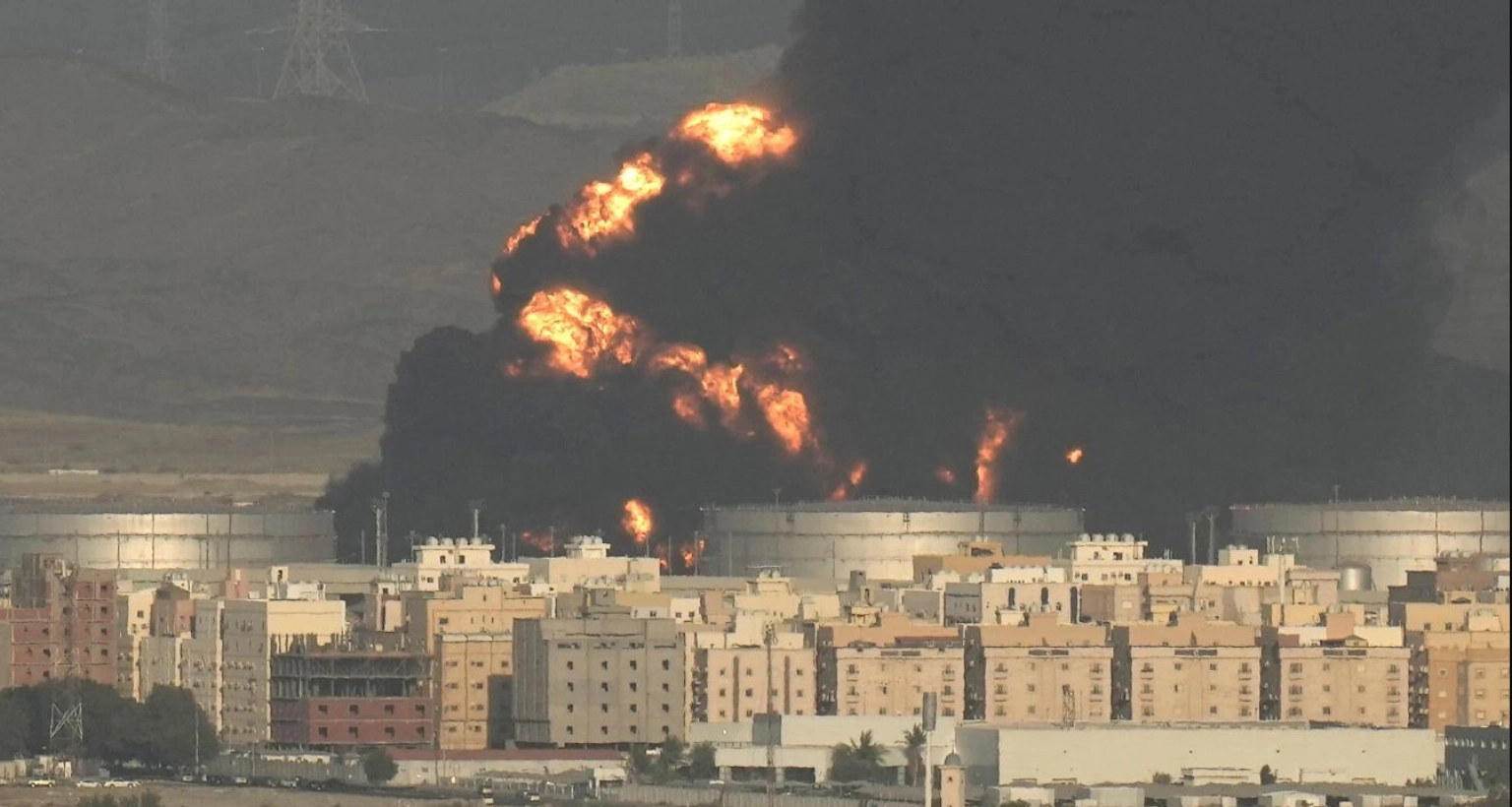 এবার হামলা সৌদির গুরুত্বপূর্ণ তেল অবকাঠামোয়, ভয়াবহ জ্বালানি সংকটের আশঙ্কা