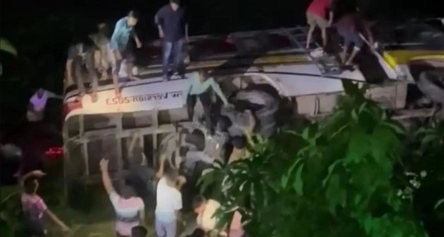 খাদে গিয়ে পড়ল যাত্রীবাহী বাস