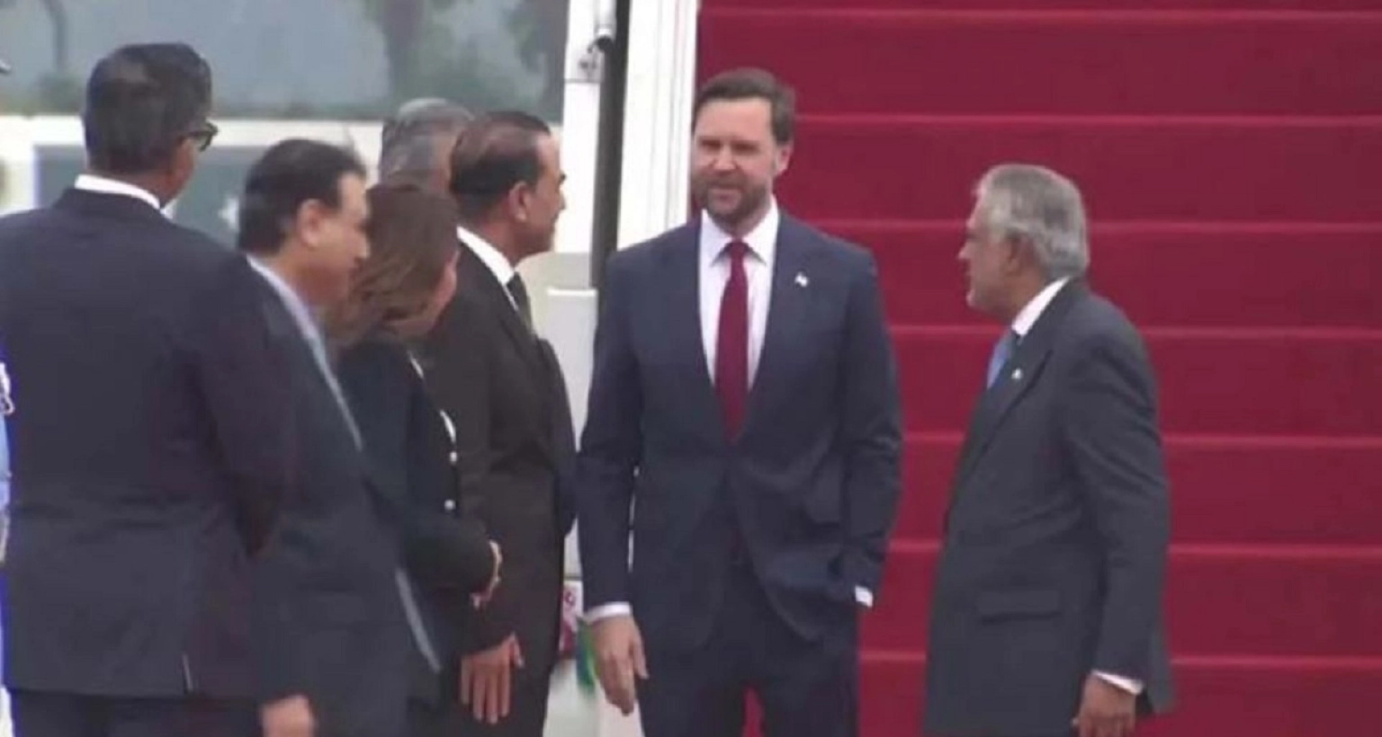 যার এক ফোনেই পিছু হটে যুক্তরাষ্ট্র