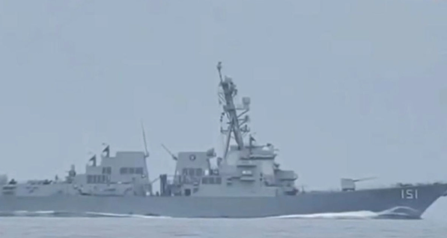 ইরান ক্ষেপণাস্ত্র তাক করতেই হরমুজ থেকে ‘পালাল’ মার্কিন যুদ্ধজাহাজ ; আইআরজিসির ভিডিও প্রকাশ