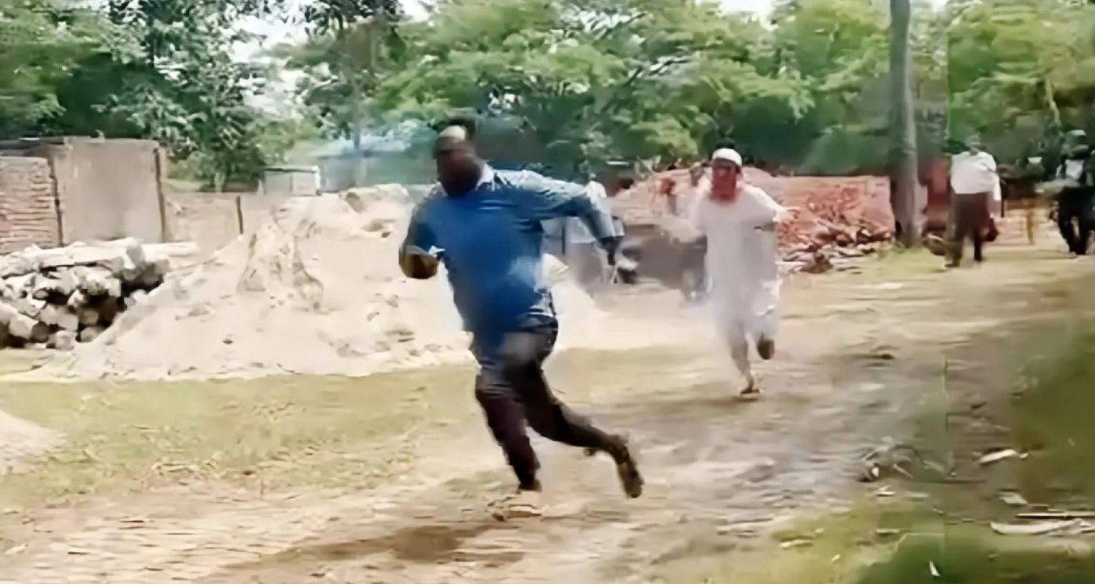 কাজের মান নিয়ে প্রশ্ন তোলায় বাঁশ নিয়ে প্রকৌশলীকে তাড়া করলেন ঠিকাদার