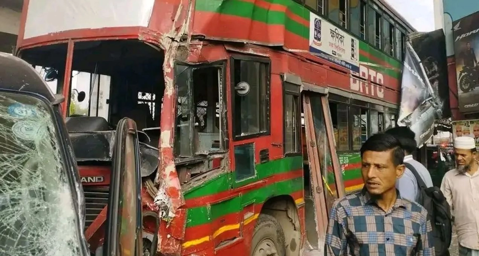 ভয়াবহ দুর্ঘটনার কবলে ঢাবির শিক্ষার্থীদের বহনকারী বাস