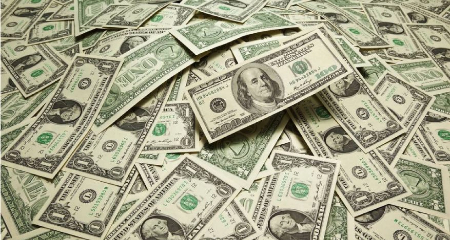 এ ঘটনায় অনেককে আতঙ্কিত অবস্থায় কাঁদতে দেখা যায়